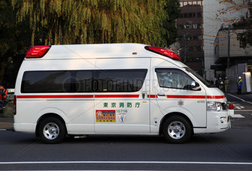 Tokio  Japan  Krankenwagen im Einsatz