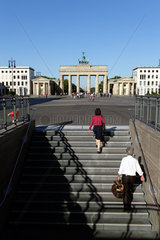 Berlin  Deutschland  Passanten verlassen den U-Bahnhof Brandenburger Tor