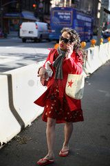 New York City  USA  Frau mit Mobiltelefon auf der Strasse