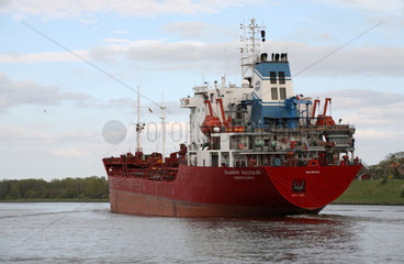 Rendsburg  Deutschland  der Tanker Vladimir Vysotskiy auf dem Nord-Ostsee-Kanal