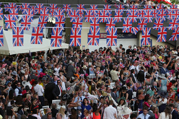 Ascot  Grossbritannien  Elegant gekleidete Menschen unter vielen Nationalfahnen