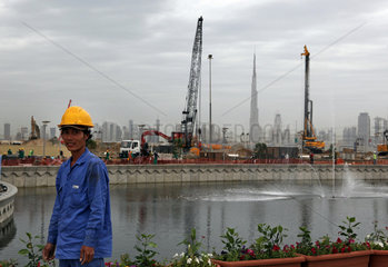 Dubai  Vereinigte Arabische Emirate  Bauarbeiter vor der Skyline