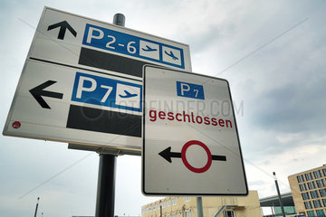 Schoenefeld  Deutschland  Wegweiser zu Parkplaetzen am Flughafen Berlin Brandenburg