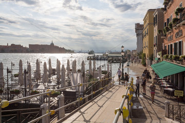 Venedig  Italien  die Uferpromenade Fondamenta delle Zattere am Canale della Guidecca