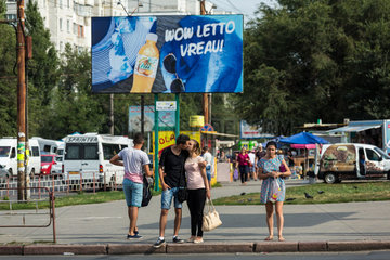 Chisinau  Republik Moldau  Werbetafel fuer eine Limonade an einer grossen Kreuzung