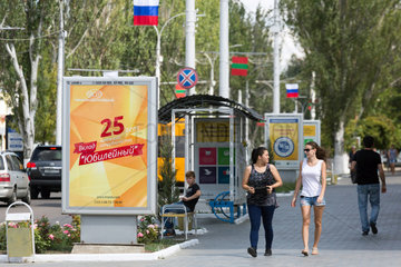 Tiraspol  Republik Moldau  Passanten an der Hauptstrasse