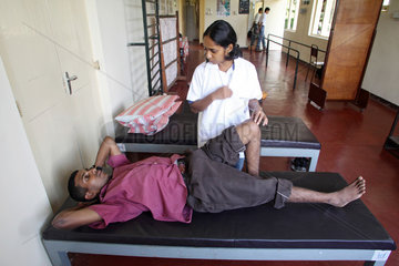 Kundasale  Sri Lanka  Mann erhaelt physiotherapeutische Uebungen