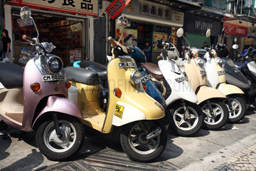 Macau  China  Motorroller stehen auf einer Strasse
