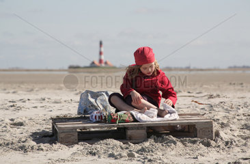 Westerhever  Deutschland  5-jaehriges Maedchen am Strand