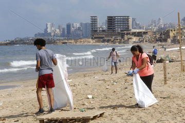 LEBANON-BEIRUT-BEACH-CLEANING