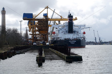 Swinemuende  Polen  Containerschiff im Hafen