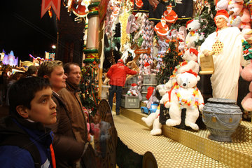 Berlin  Deutschland  Losbude auf einem Weihnachtsmarkt