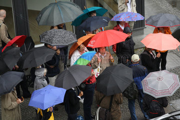 Berlin  Deutschland  eine Menschenmenge mit Regenschirmen