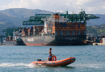Genua  Italien  Containerschiffe im Hafen von Genua