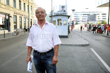 Berlin  Deutschland  der Fluchthelfer Rudi Thurow im Portrait am Checkpoint Charlie