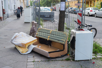 Illegal abgestellter Sperrmuell in den Strassen von Berlin