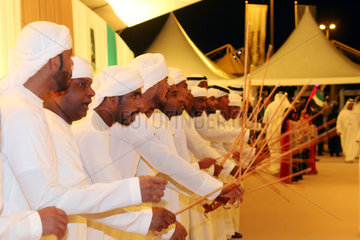 Dubai  Vereinigte Arabische Emirate  Araber fuehren einen Stocktanz auf