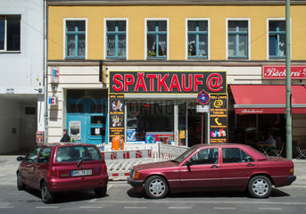 Aussenansicht eines Spaetkaufs in Berlin