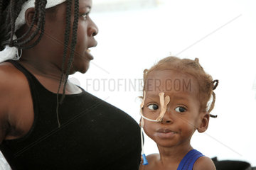 Carrefour  Haiti  Mutter mit kranker Tochter im Field Hospital