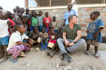 Kakuma  Kenia - Fernsehjournalist Jenke von Wilmsdorff im Gespraech mit neuankommenden Fluechtlingen im Registration Center Kakuma.