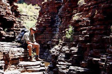 Tom Price  Australien  Wanderer in der Joffre Schlucht im Karijini Nationalpark