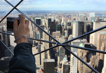 New York City  USA  Tourist fotografiert vom Empire State Building aus