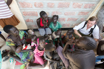 Kakuma  Kenia - Kai Feldhaus  Journalist der Bild- Zeitung im Gespraech mit neuankommenden Fluechtlingen im Registration Center Kakuma.