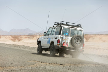 Kakuma  Kenia - Ein UN Toyota Landrover wirbelt auf der Fahrt nach Kakuma  Turkana Countys im Nordwesten Kenias  Staub auf.