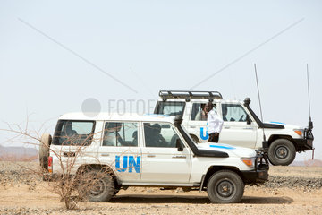 Kakuma  Kenia - Zwei in der Landschaft parkende UN Toyota Landrover im Turkana Countys  im Nordwesten Kenias.