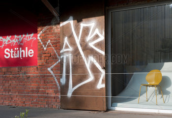 Berlin  Deutschland  Schaufenster eines Moebelfachgeschaeftes in Berlin-Kreuzberg