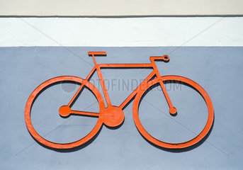 Das Piktogramm eines Fahrrads an einer Hauswand