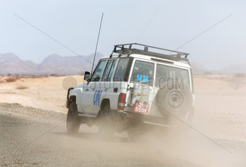 Kakuma  Kenia - Ein UN Toyota Landrover wirbelt auf der Fahrt nach Kakuma  Turkana Countys im Nordwesten Kenias  Staub auf.