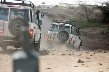 Kakuma  Kenia - Ein UN Toyota Landrover Konvoi auf der Fahrt nach Kakuma  Turkana Countys im Nordwesten Kenias.