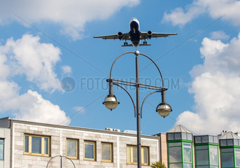 Ein Passagierflugzeug im Landeanflug auf den Flughafen Tegel