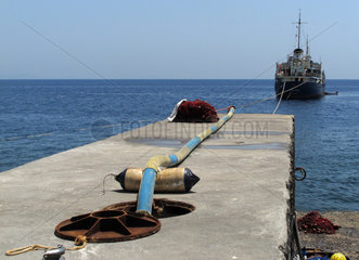 Alicudi  Italien  Schiff liefert Trinkwasser auf die Insel