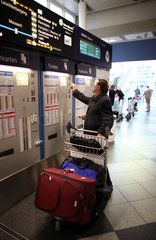 Muenchen  Deutschland  Reisender an einem Fahrkartenautomaten