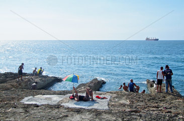 Havanna  Kuba  Menschen baden am Malecon