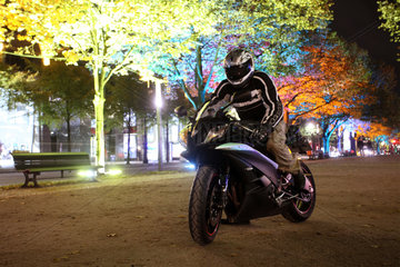 Berlin  Deutschland  Motorradfahrer mit seiner Yamaha R6 parkt Unter den Linden