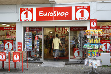 Berlin  Deutschland  ein Mann betritt einen Euroshop