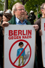 Berlin  Deutschland  Wolfgang Thierse anlaesslich der Blockade des Aufmarschs der Rechtsradikalen