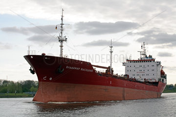 Rendsburg  Deutschland  der Tanker Vladimir Vysotskiy auf dem Nord-Ostsee-Kanal