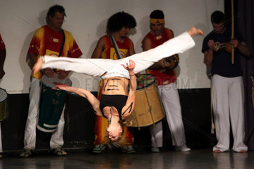 Berlin  Deutschland  Maedchen schlaegt ein Rad beim Capoeira