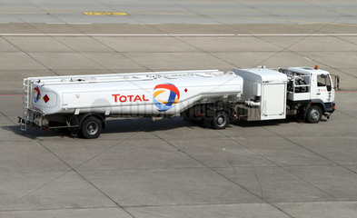 Berlin  Deutschland  Flugfeldtankwagen der Firma Total auf dem Vorfeld