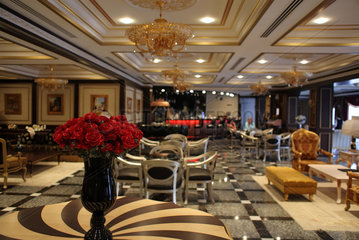 Kyrenia  Tuerkische Republik Nordzypern  Rosen in der Bar vom Savoy Ottoman Palace Hotel & Casino