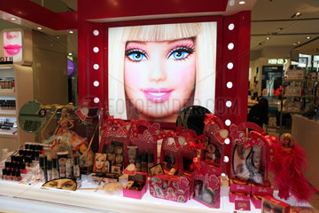 Hong Kong  China  Kosmetikartikel von Barbie in einem Schaufenster