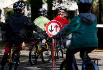 Berlin  Deutschland  Viertklaessler der Charlotte-Salomon-Schule in Kreuzberg ueben richtiges Verhalten im Strassenverkehr
