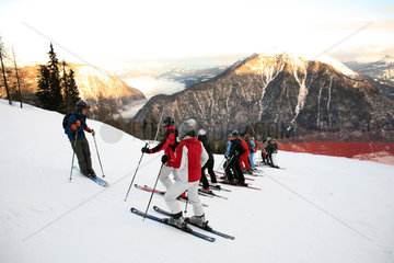 Krippenbrunn  Oesterreich  Teilnehmer an einem Skikurs