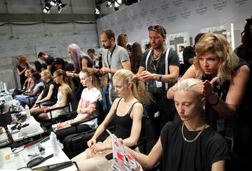 Berlin  Deutschland  Haarstyling der Models auf der Fashion Week