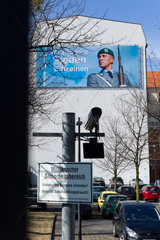 Berlin  Deutschland  Werbeplakat der Bundeswehr am Bundesministerium der Verteidigung