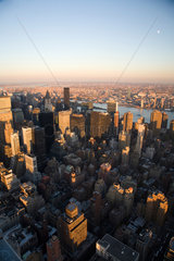 New York City  USA  Blick vom Empire State Building auf die Eastside Manhattans